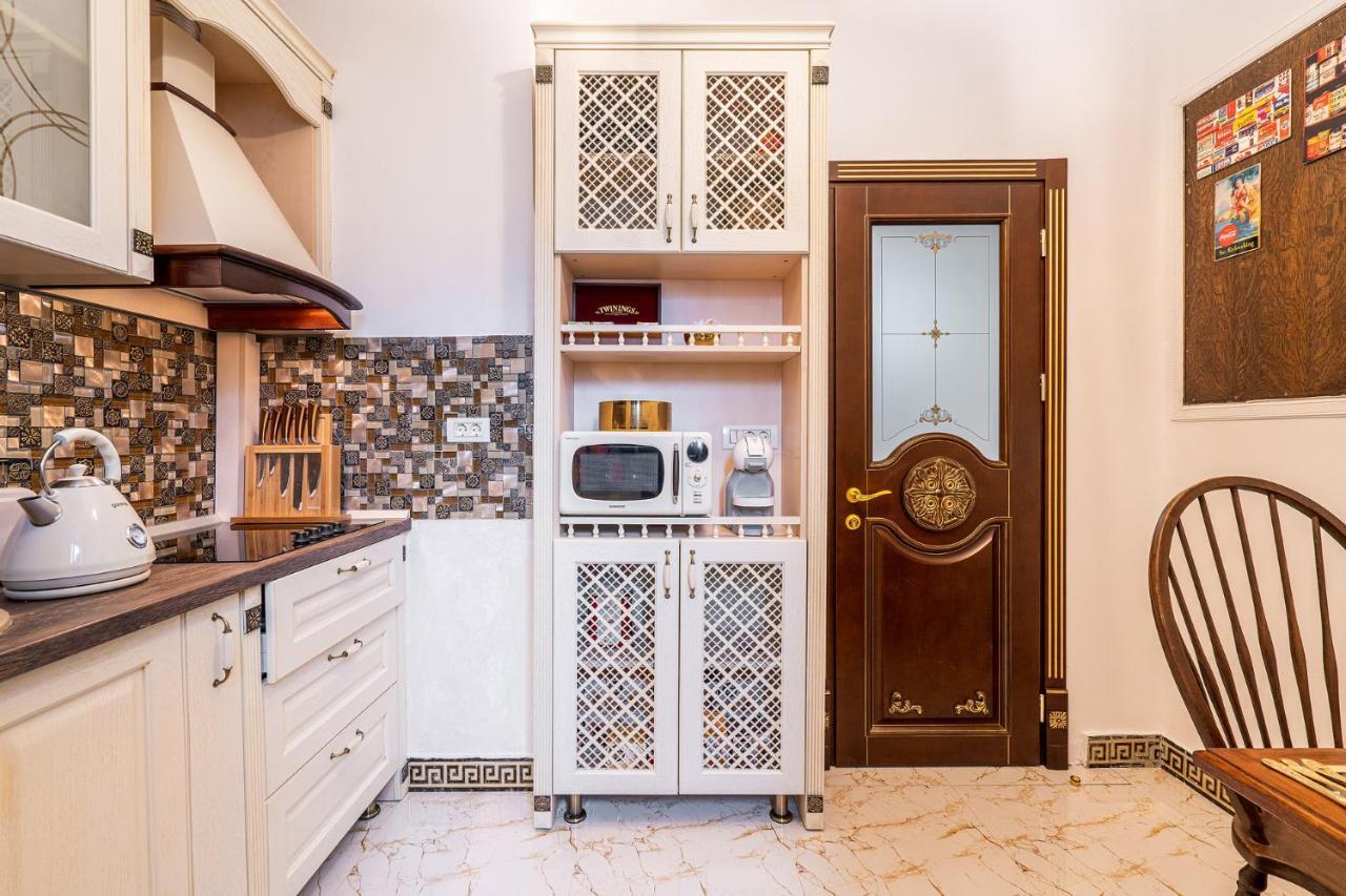 Private Museum Apartment With Antique Decor Bükreş Dış mekan fotoğraf